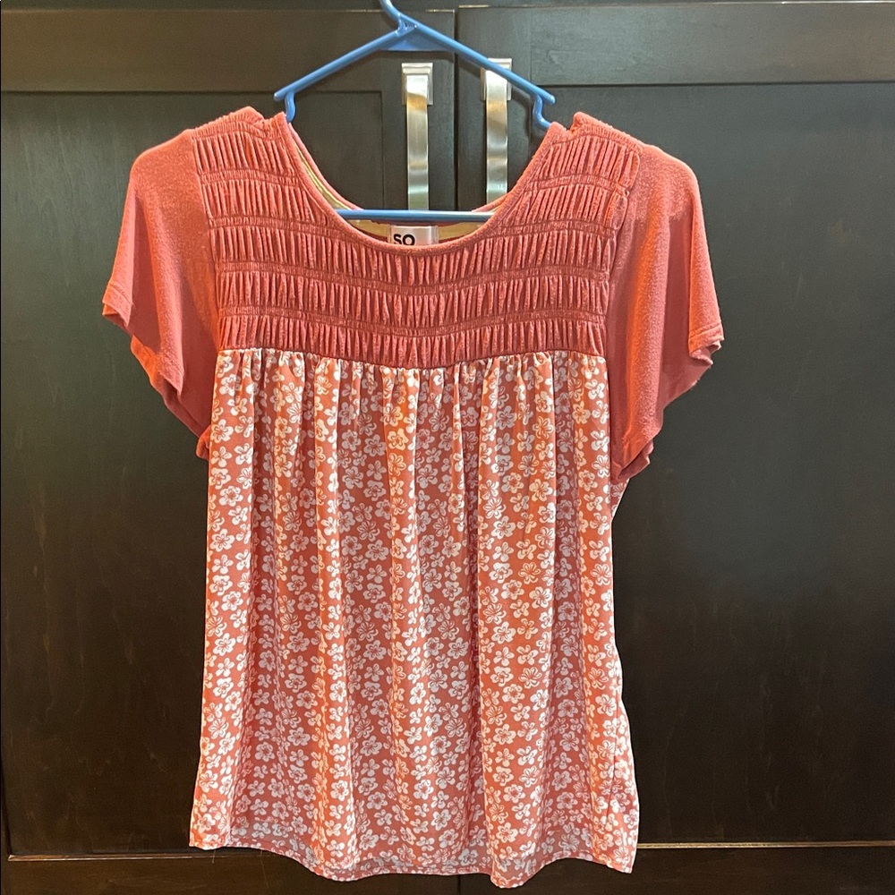 SO Coral Floral Women's Blouse Size large